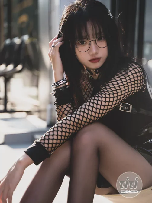 柒柒要乖哦 – NO.22 街拍黑皮裙 [17P-91MB]-丽丝屋